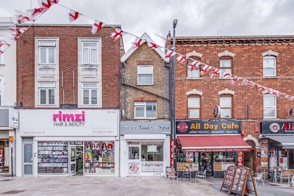 Lot: 91 - MAISONETTE IN HIGH STREET - External image of high street level